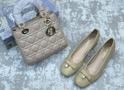 Dior 
shoes and bag set 

195 dhs🗽

Shoes Size 36 to 41

Zain175
♥️♥️♥️