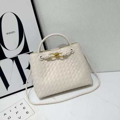 BOTTEGA 
NEW CAME GOOD QUALITY 
WITH BOX 
🎁🎁🎁

115 dhs💓
Size: 25cm

Zain39
♥️♥️♥️