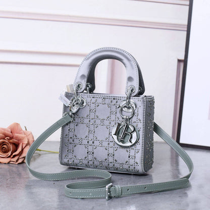 Dior
Best quality

Withbox
🎁🎁🎁

120 dhs🌺
size 18cm

Zain158
♥️♥️♥️