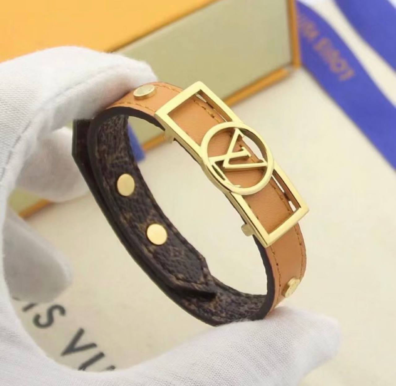 LV MASTER 
✨💫
BRACELET LEATHER
55 DHS✅ ⭐
WITH BOX AND PAPER BAG 🎁🛍️

Zain89
♥️♥️♥️