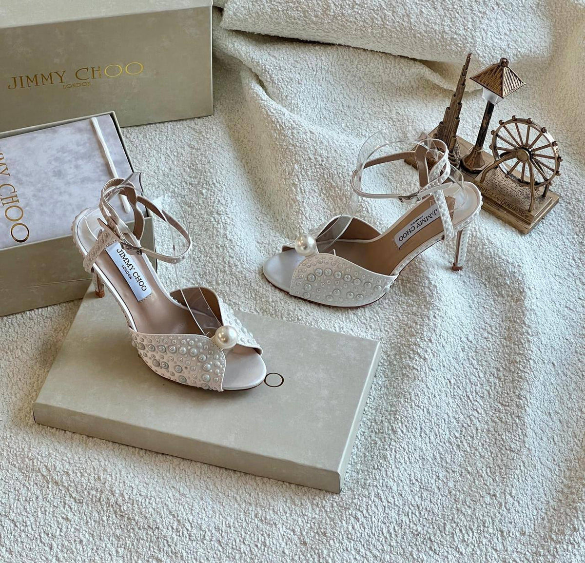New. 

Jimmy choo 

white stone heel 

Size  .  36.  to 41

125 dhs🇦🇪🇦🇪

Zain80
♥️♥️♥️