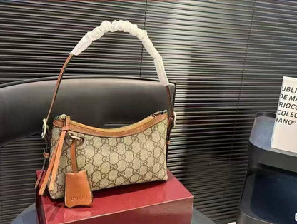 GUCCI 

NEW CAME 
GOOD QUALITY 

WITH BOX 
90 dhs🇦🇪🇦🇪

Zain295
Zain17
♥️♥️♥️