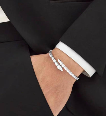 BVLGARI ❤️‍🔥*
Bangle 🌊
Unisex 🔥
Master quality 💯
With normal boxes 📦 
70 dhs👑
With master box 🗃️ 
115 dhs👑

Zain216
♥️♥️♥️