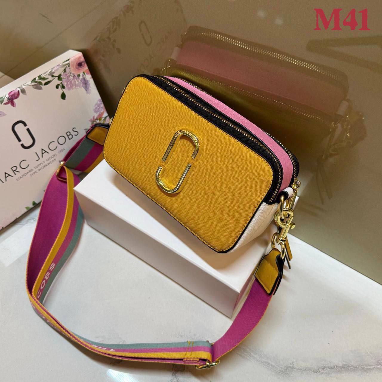 MARC JACOBS 

GOOD QUALITY 

WITH BOX 
🎁🎁🎁

90 dhs🪙🖤

Zain39
♥️♥️♥️