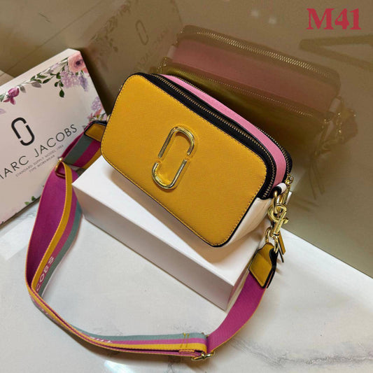 MARC JACOBS 

GOOD QUALITY 

WITH BOX 
🎁🎁🎁

90 dhs🪙🖤

Zain39
♥️♥️♥️