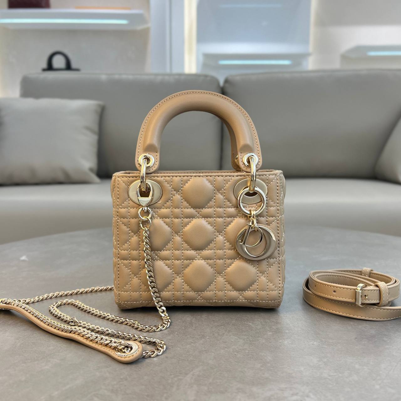DIOR
Best quality with box
110 dhs💓
size 17CM

Zain290
♥️♥️♥️