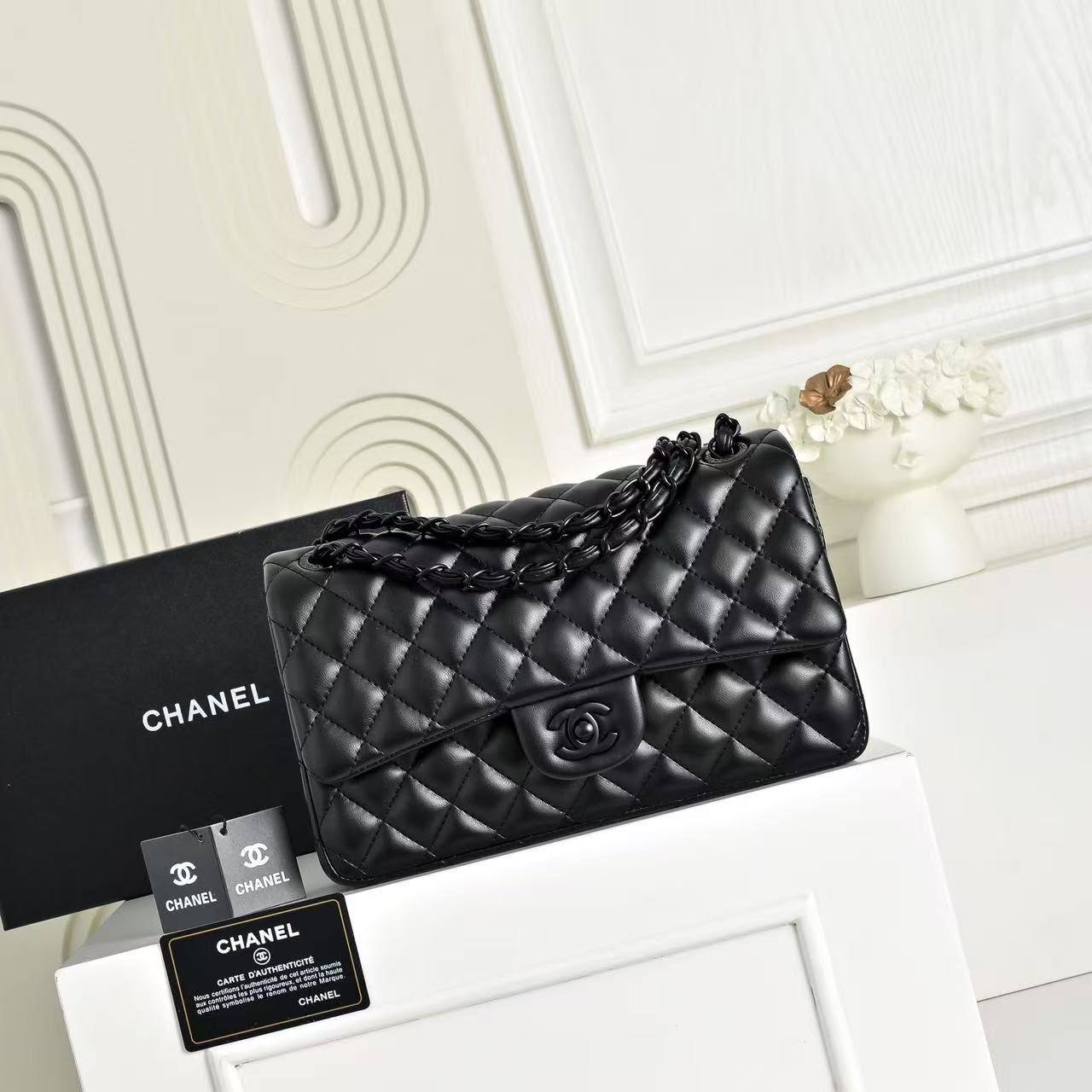 Chanel 
110 dhs🇦🇪🇦🇪
with box
Size 25×7×15cm

Zain42
♥️♥️♥️