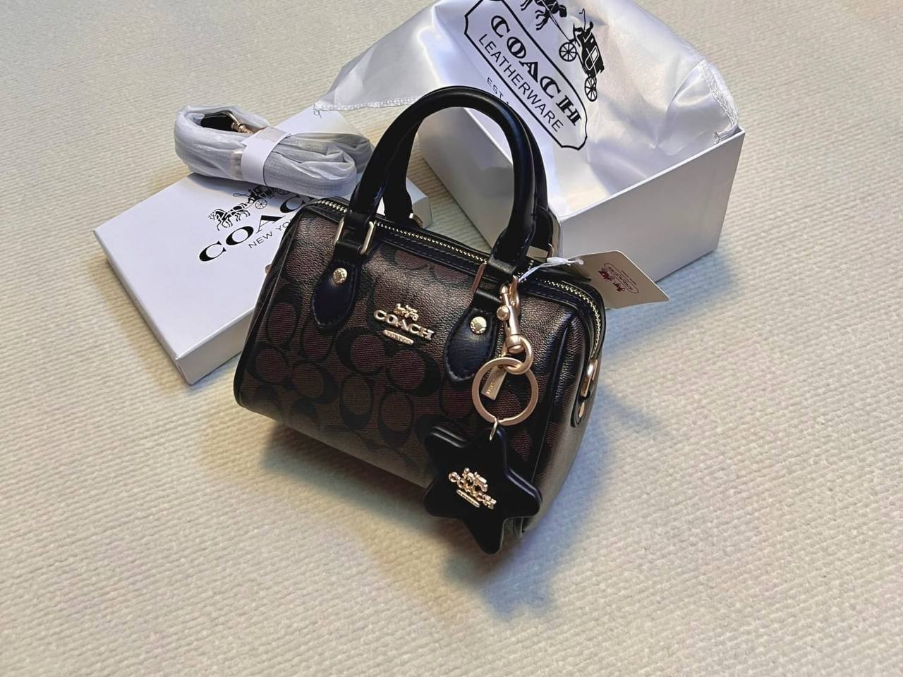 Coach
95 dhs🇦🇪🇦🇪
with box
size 18cm

Zain26
♥️♥️♥️