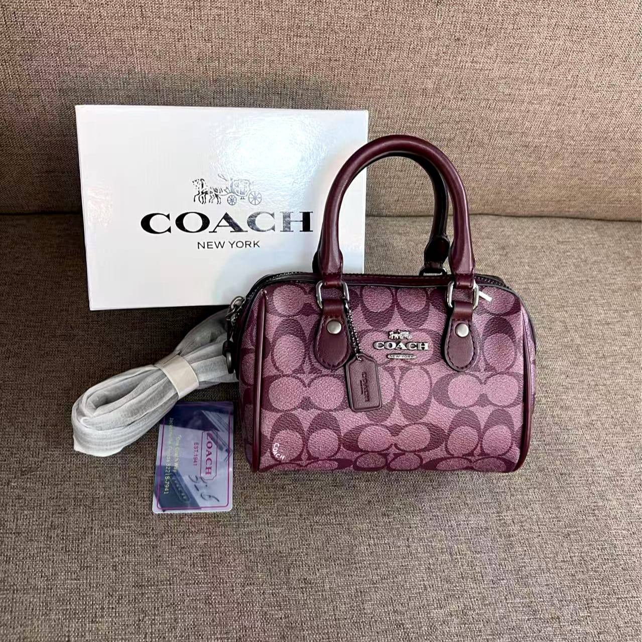 Coach
95 dhs✅
with box
size 18cm

Zain26
♥️♥️♥️