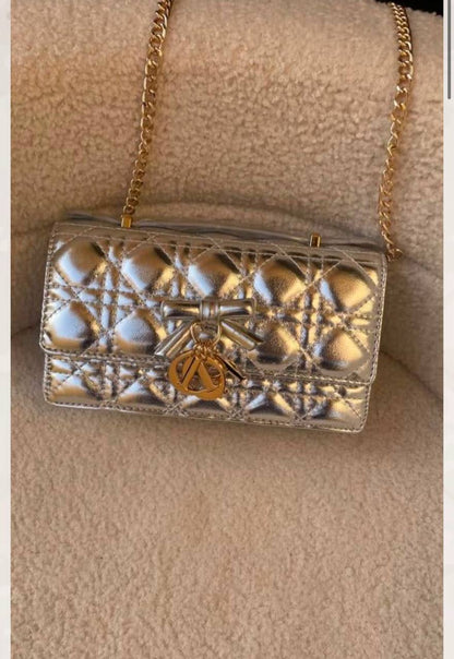 Dior

110 dhs
With box

Zain35
♥️♥️♥️