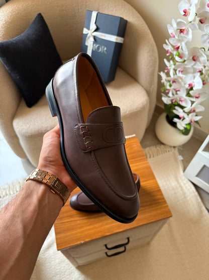 Dior loafer 👞*
*AAA quality*
*size: 40 to 46*
540 dhs💛

Zain185
♥️♥️♥️