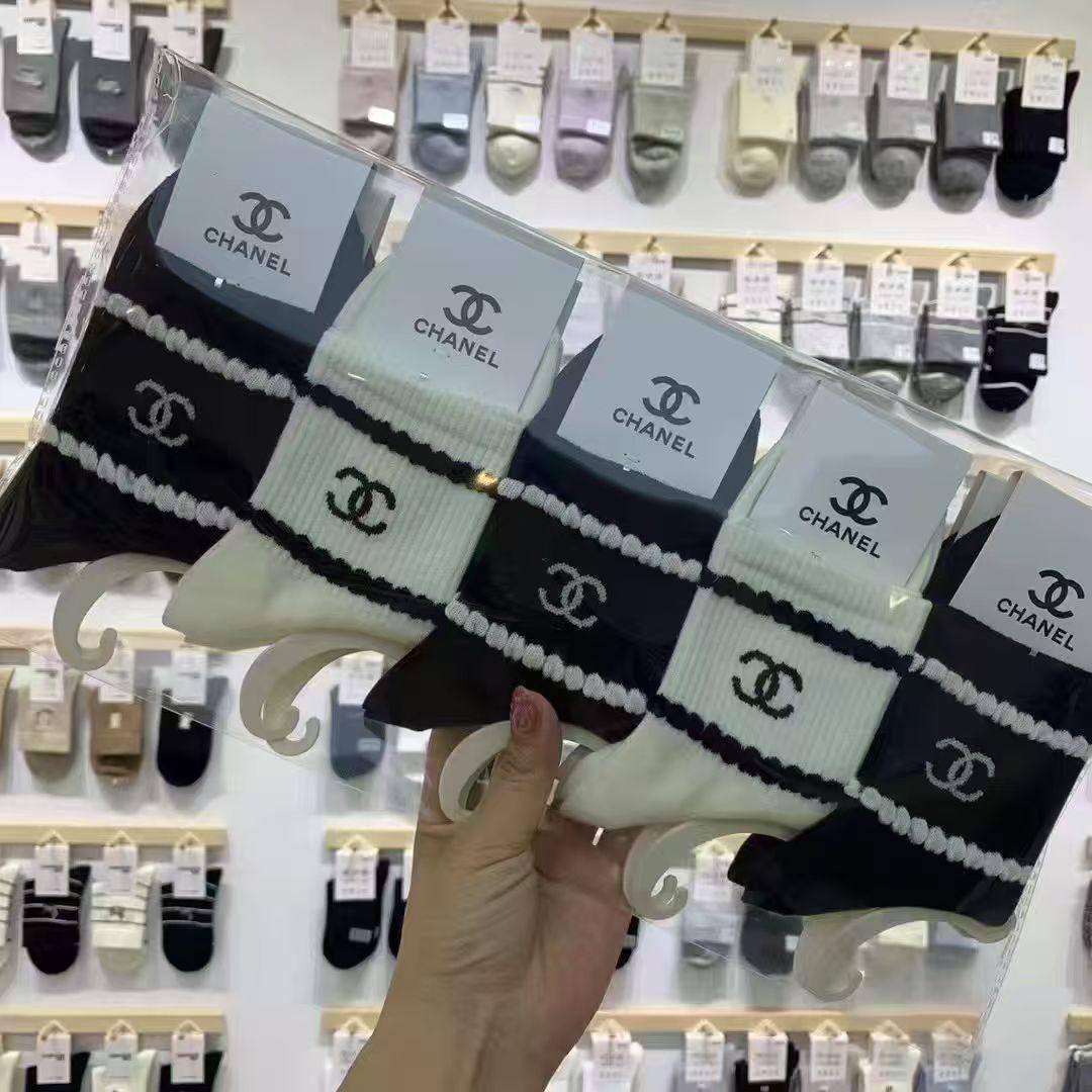 Socks 🧦 ❤️‍🔥*
5 piece 🤯
With boxes 🗃️ 
good quality 💯
45 dhs🪙💚

Zain216
♥️♥️♥️