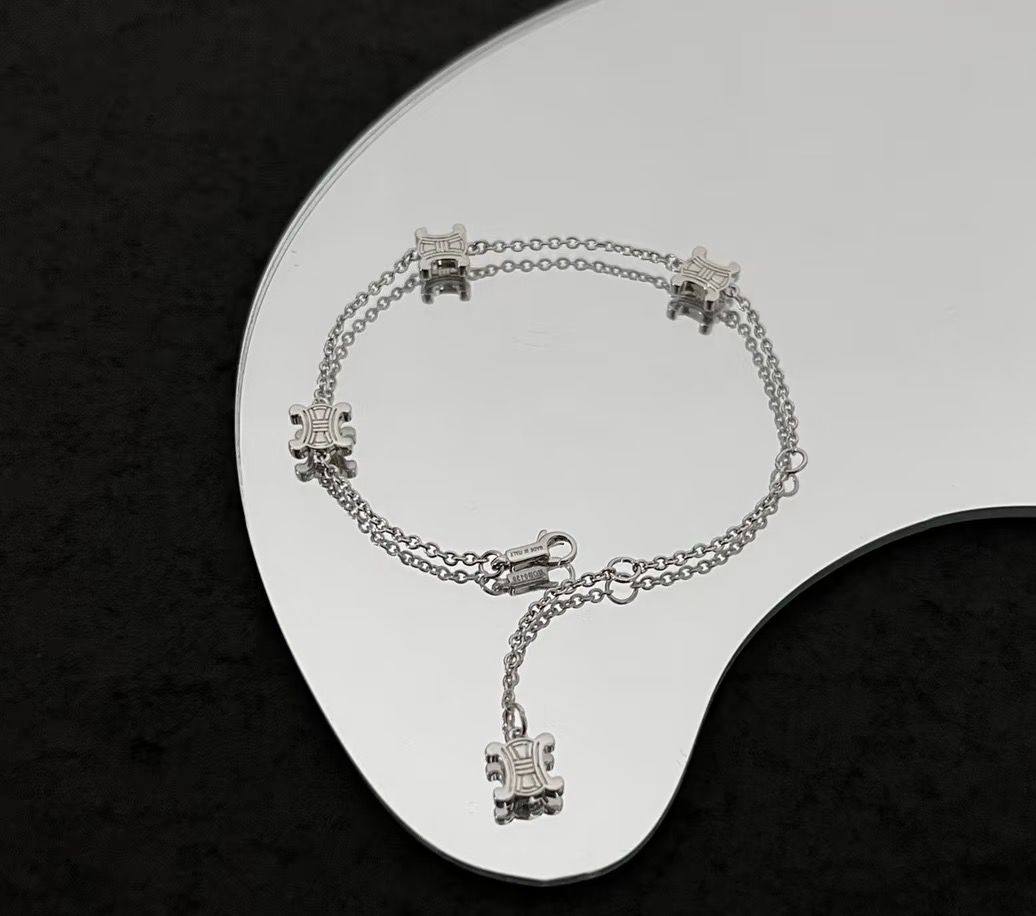 CELINE SET ✅*
Necklace 🍁
Bracelet ✨
Earring 🌸
Master quality 💯
With normal boxes 🗃️ 
130 dhs✅
With master box 📦 
140 dhs✅

Zain216
♥️♥️♥️