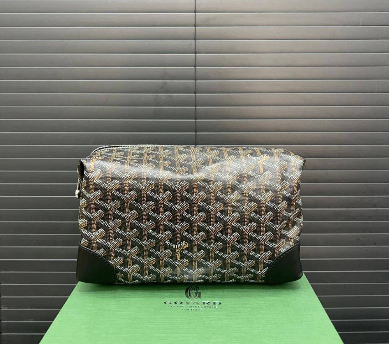 Goyard
Men's Hand Bag 
95 dhs❣️

Zain33
♥️♥️♥️