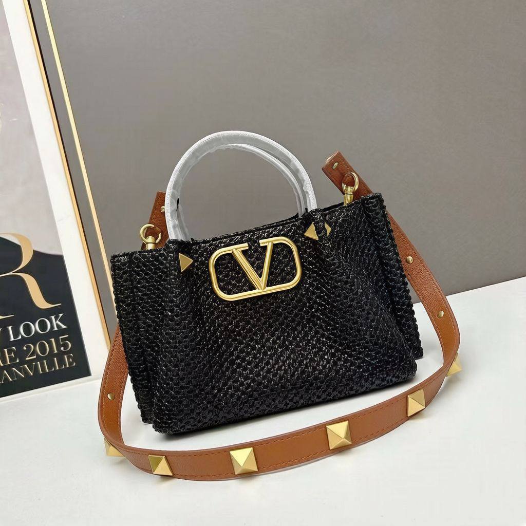 VALENTINO 

NEW CAME 

SMALL SIZE 

GOOD QUALITY 

100 dhs🌺

Zain39
♥️♥️♥️