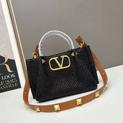 VALENTINO 

NEW CAME 

SMALL SIZE 

GOOD QUALITY 

100 dhs🌺

Zain39
♥️♥️♥️