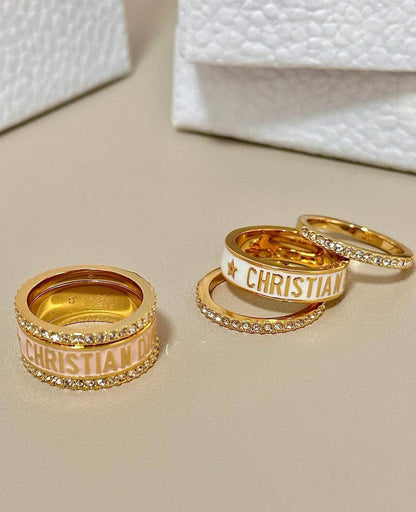 Dior ❤️‍🔥*
Ring 💍 size 👇
6,7,8,9
Master quality 💯
With normal boxes 📦 
50 dhs🪙💕
With master box 🗃️ 
65 dhs🪙💕

Zain216
♥️♥️♥️