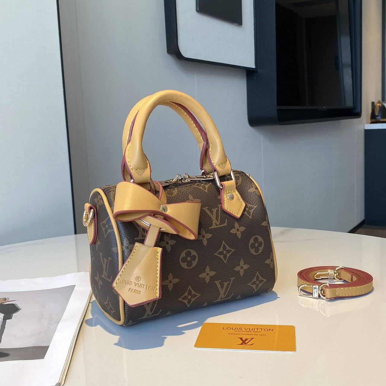 LV 
Best quality with box’s 
95 dhs✅
size 16cm

Zain290
♥️♥️♥️