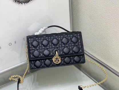 Dior Master
280 dhs🪙💚
#24cm

#with box…
🎁🎁🎁

Zain228
♥️♥️♥️