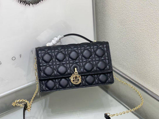 Dior Master
280 dhs🪙💚
#24cm

#with box…
🎁🎁🎁

Zain228
♥️♥️♥️