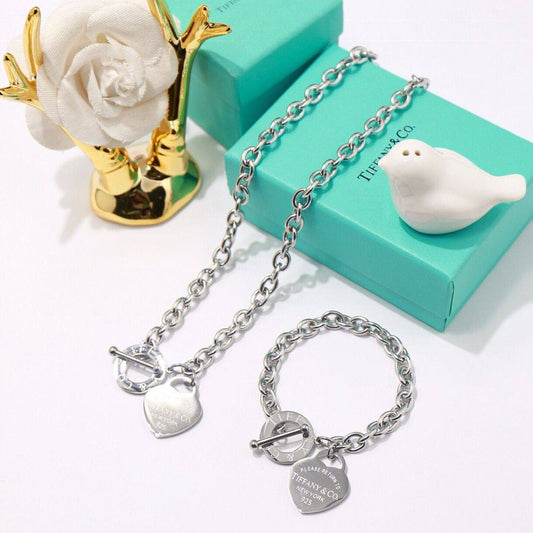 Tiffany ❤️‍🔥*
Necklace 💥
Bracelet ✨
Master quality 💯
With normal boxes 🗃️ 
80 dhs✅
With master box 📦 
100 dhs✅

Zain216
♥️♥️♥️
