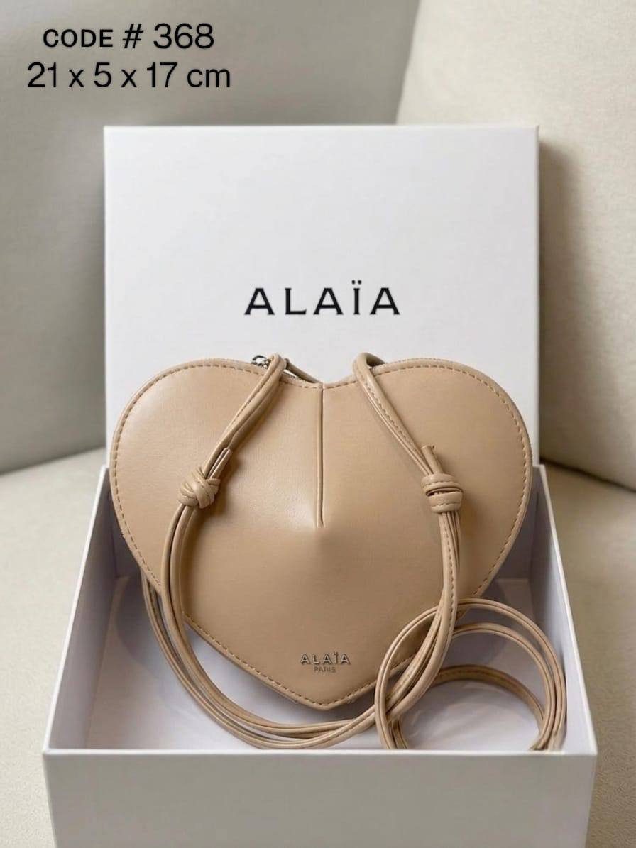 ALAIA ʟᴇ ᴄᴏᴇᴜʀ
ᴄʀᴏssʙᴏᴅʏ ʙᴀɢ
ʜᴇᴀʀᴛ- sʜᴀᴘᴇᴅ ᴅᴇsɪɢɴ
sɪʟᴠᴇʀ ʜᴀʀᴅᴡᴀʀᴇ
sɪᴢᴇ : 21 cm
ᴡɪᴛʜ BOX

130 dhs💓

Zain31
♥️♥️♥️