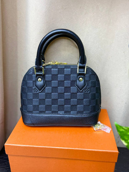 LV
Good quality 
Size 20cm
110 dhs🇦🇪🇦🇪
With box 📦🔥

Zain70
♥️♥️♥️