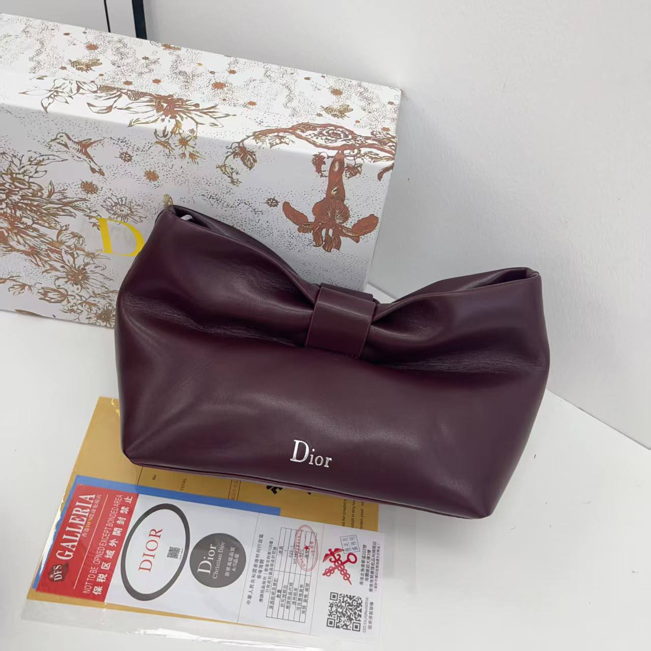 Dior
90 dhs🇦🇪🇦🇪
with box

Zain265
♥️♥️♥️