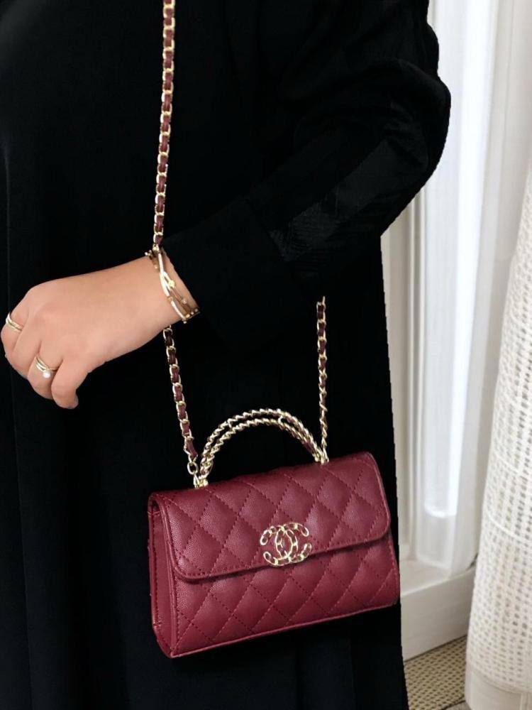 Chanel
95 dhs✅ 

With box 
🎁🎁🎁

high quality

Zain26
♥️♥️♥️
