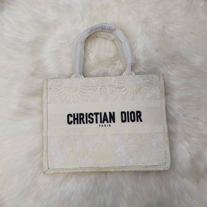 Dior
High quality
135 dhs✅
Size 35cm

Zain235
♥️♥️♥️