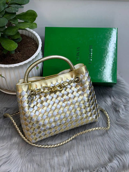 BOTTEGA
SIZE  ……… 25CM 🥰
110 dhs🇦🇪

with BOX🌷

Zain244
♥️♥️♥️