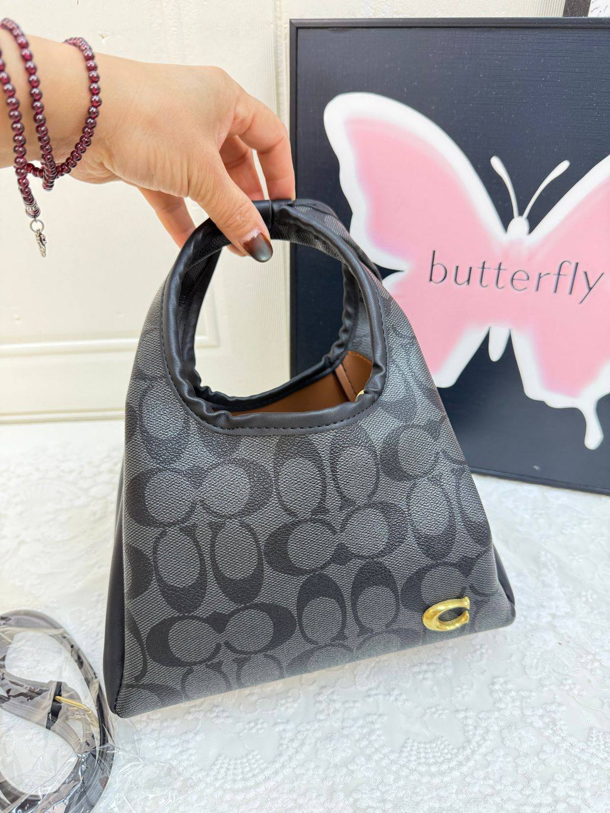 COACH  

Size      
Big26cm   
small21cm  

95 dhs❤️

Zain04
♥️♥️♥️