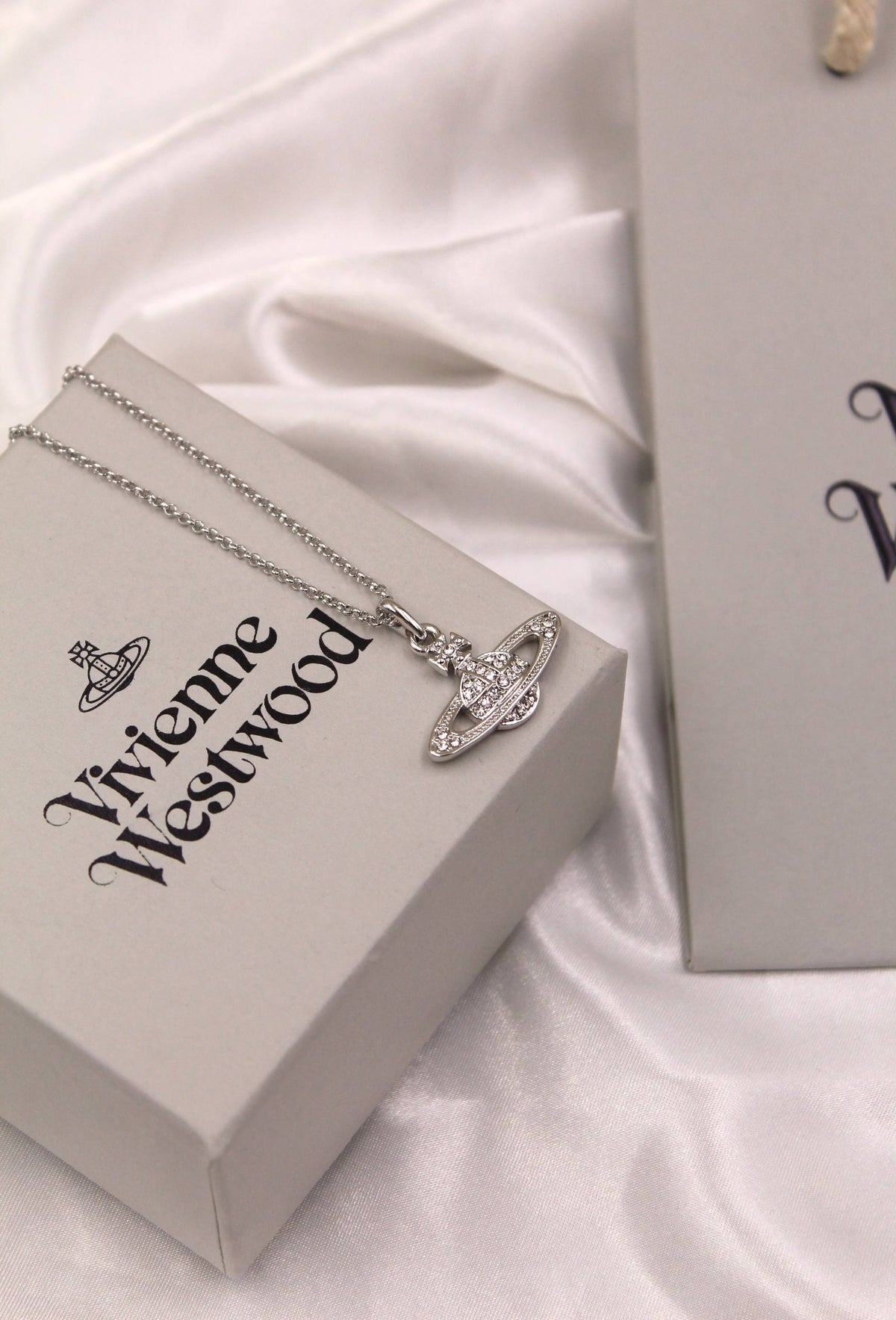 Vivienne Westwood

New Collection
Necklace
Super Master Quality 

For Price 👇 WhatsApp✅
0568585901 
0507557372
0552275751 Owner Zain 👌

Zain106
♥️♥️♥️