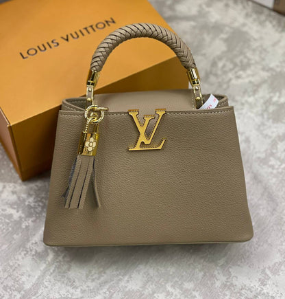 LV
high quality 
with box 
Small. Size.  260 dhs✅
Big.  Size.  270 dhs✅

Zain175
♥️♥️♥️