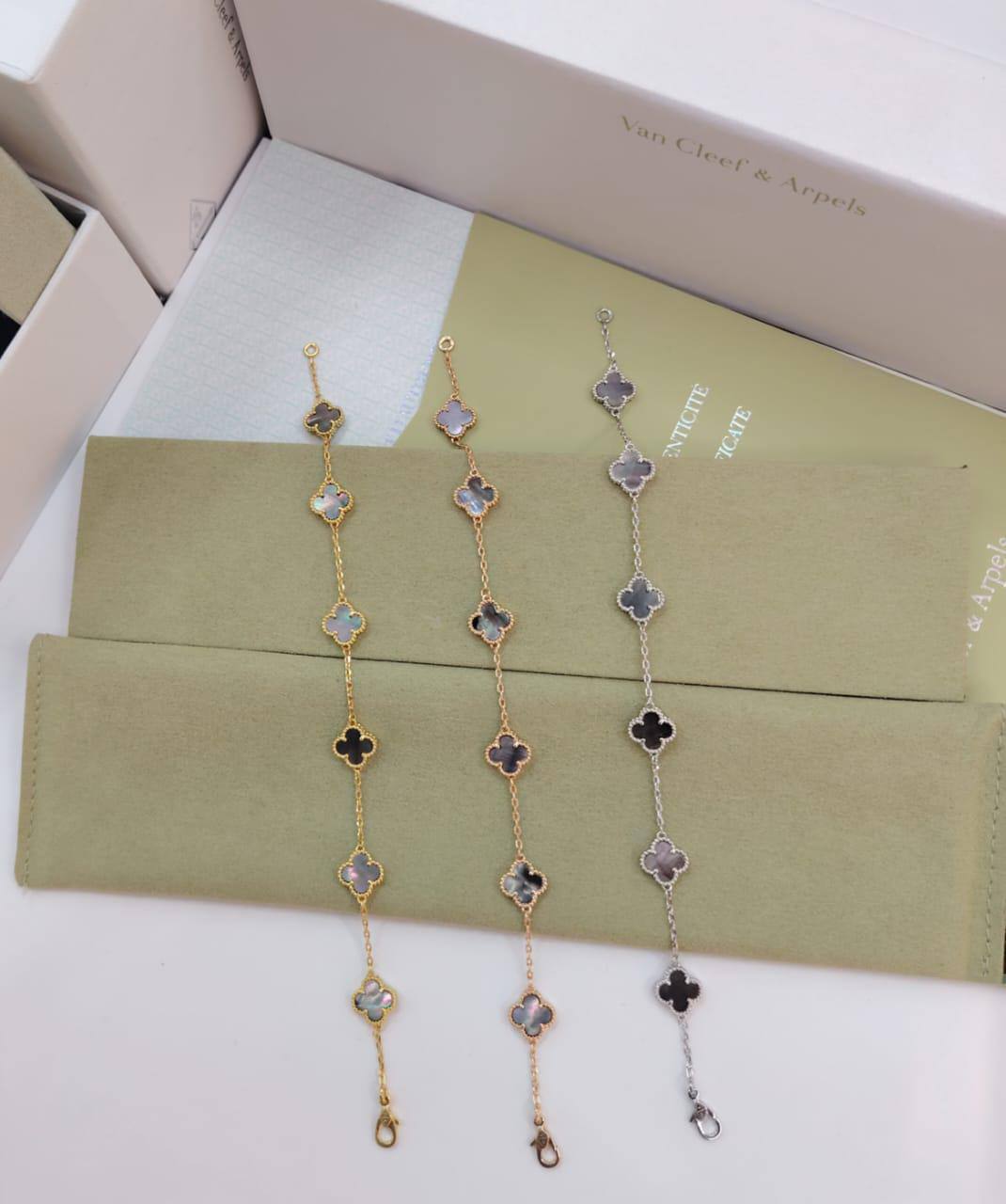 VCA ❤️‍🔥*
Mini bracelet 🦋
6 flower 🌹 
Master quality 💯
With normal boxes 📦 
50 dhs❣️
With master box 🗃️ 
90 dhs❣️

Zain216
♥️♥️♥️