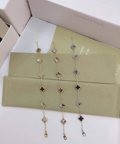 VCA ❤️‍🔥*
Mini bracelet 🦋
6 flower 🌹 
Master quality 💯
With normal boxes 📦 
50 dhs❣️
With master box 🗃️ 
90 dhs❣️

Zain216
♥️♥️♥️