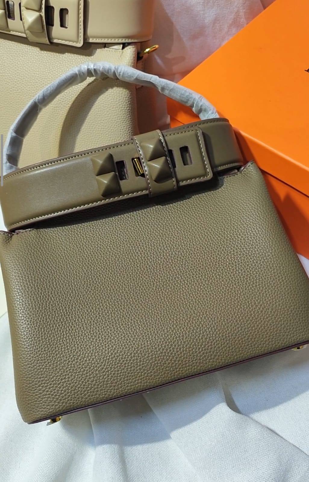 Hermes

105 dhs🇦🇪🇦🇪

high quality 

With box 

New come

Zain26
♥️♥️♥️