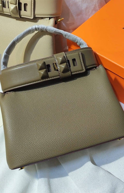 Hermes

105 dhs🇦🇪🇦🇪

high quality 

With box 

New come

Zain26
♥️♥️♥️