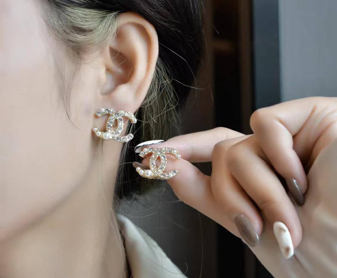 Chanel Earrings* 💎
Master quality 🎉

45 dhs❤️
normal box 📦

Zain48
♥️♥️♥️