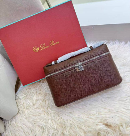 LORA PIANA 
GOOD QUALITY 
WITH BOX 
100 dhs🇦🇪🇦🇪

Zain295
♥️♥️♥️