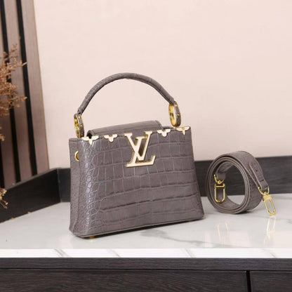 Loius vuittion

Good quality 

Size 20cm
100 dhs🇦🇪🇦🇪

With box 📦 
Zain70 
♥️♥️♥️