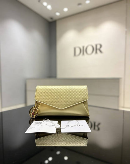 AVAILABLE 
Dkny PUNCH 

WITH BOX 
90 dhs🇦🇪🇦🇪

Zain169
♥️♥️♥️