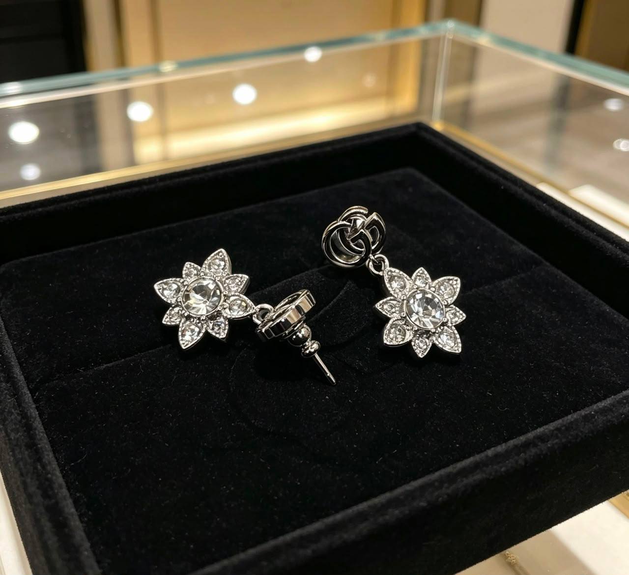 Gucci😍
Necklace ❤️‍🔥
Earring 🍁
Bracelet ✨
Master quality 💯

With normal boxes 🗃️ 

And paper bag 🛍️
130 dhs🇦🇪🇦🇪🇦🇪

With master box 📦 
140 dhs🇦🇪🇦🇪🇦🇪
Zain216
♥️♥️♥️