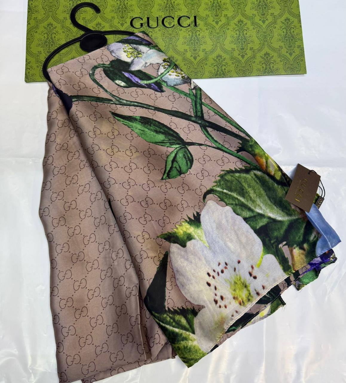 LV - Gucci
Silk scarf 
40 dhs✅
55 dhs✅ 

with box🎁🎁🎁

Zain93
♥️♥️♥️