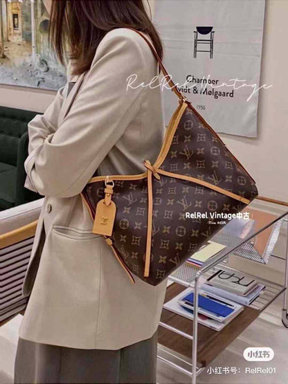 LV
350 dhs🌺
high quality

Zain132
♥️♥️♥️