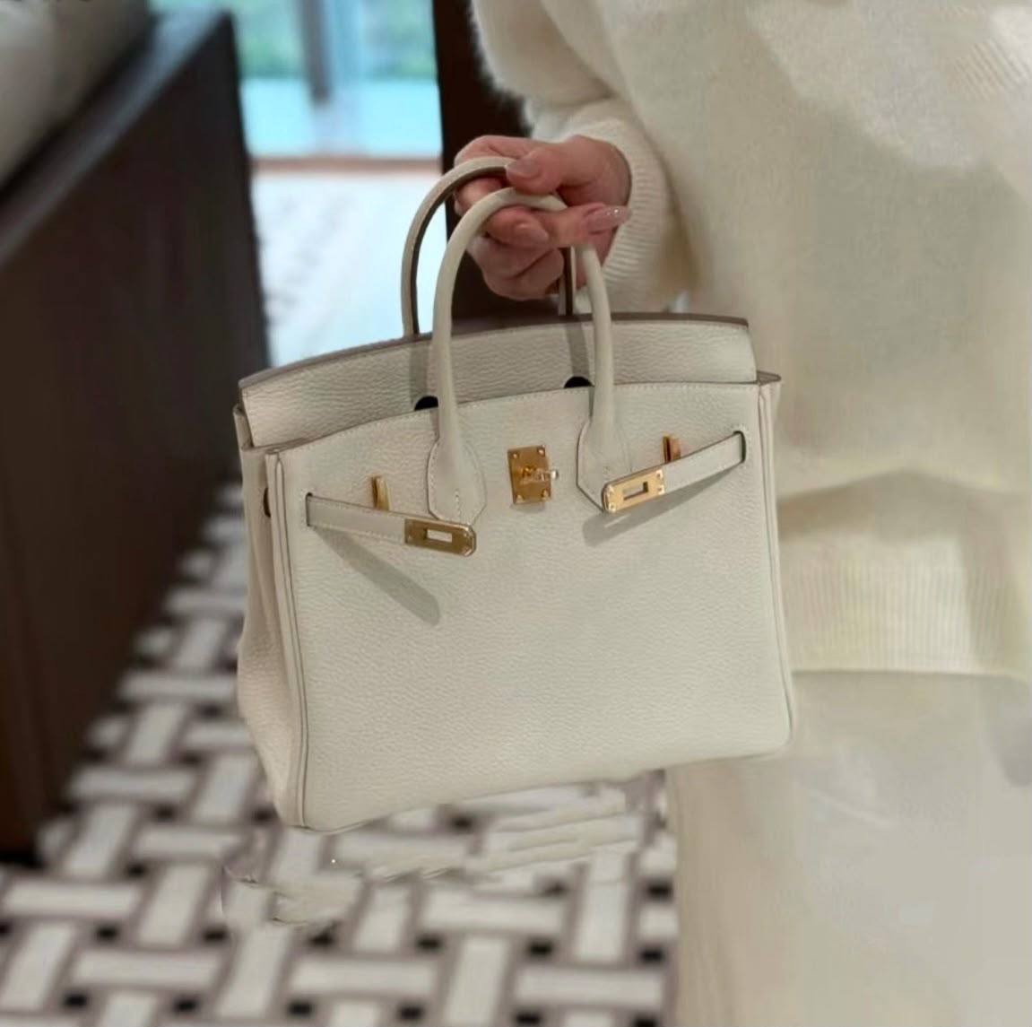HERMES BIRKIN 

30CM 
NEW CAME 
GOOD QUALITY 

30cm
115 dhs🇦🇪🇦🇪

Zain295
♥️♥️♥️