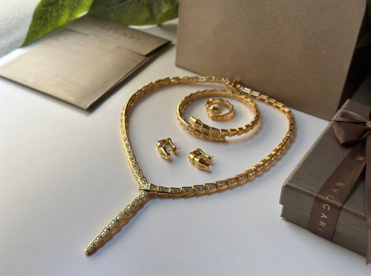 BVLGARI SET❤️‍🔥
Master quality 💯
Necklace 🌸
Earring 🍁
Bangle 🔥
Ring 🦋
With normal boxes 🗃️ 
330 dhs🪙🌨️

Zain216
♥️♥️♥️