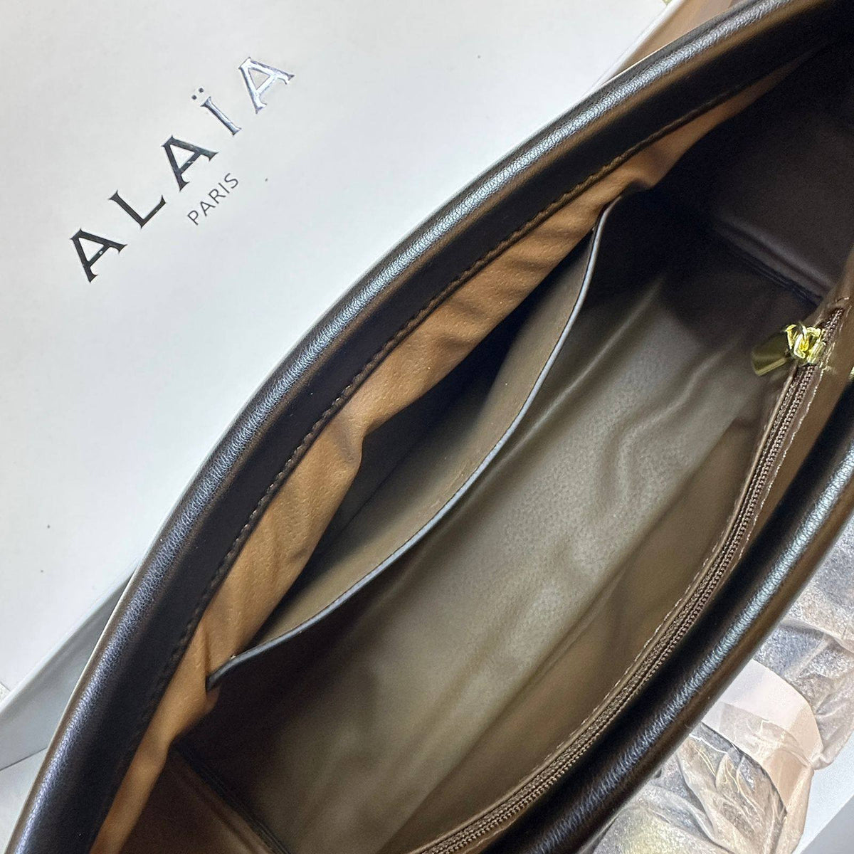 ALAIA 

COPY ONE 
NEW CAME 

WITH BOX

125 dhs🇦🇪🇦🇪

Zain39
♥️♥️♥️