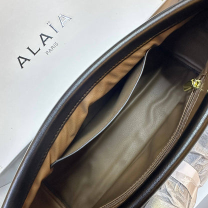 ALAIA 

COPY ONE 
NEW CAME 

WITH BOX

125 dhs🇦🇪🇦🇪

Zain39
♥️♥️♥️
