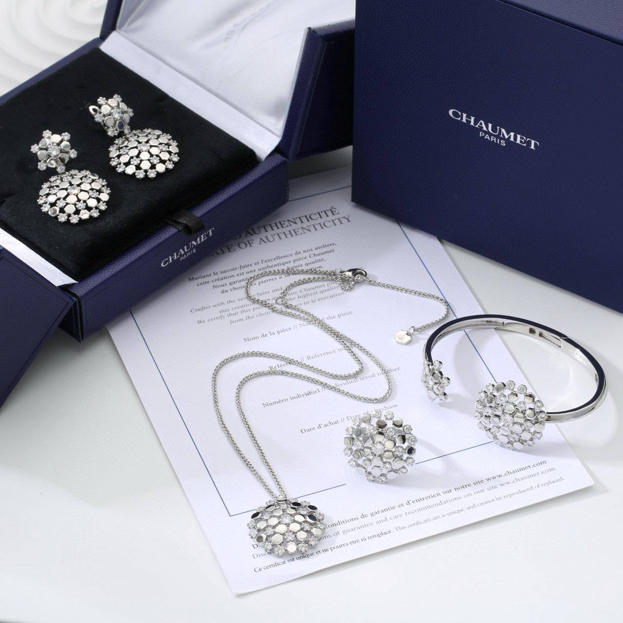 CHOUMET SET
NECKLACE BRACELET EARRINGS RING✨💫
MASTER
170 DHS❣️
WITH SMALL BOX AND PAPER BAG 🎁🛍️

Zain89
♥️♥️♥️